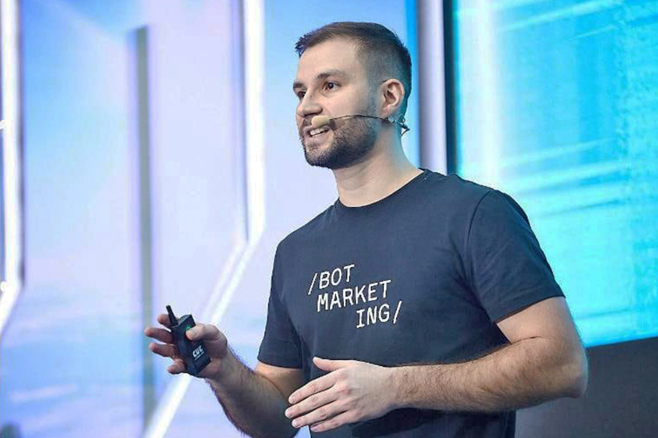 Основатель Bot-Marketing выступает на сцене конференции